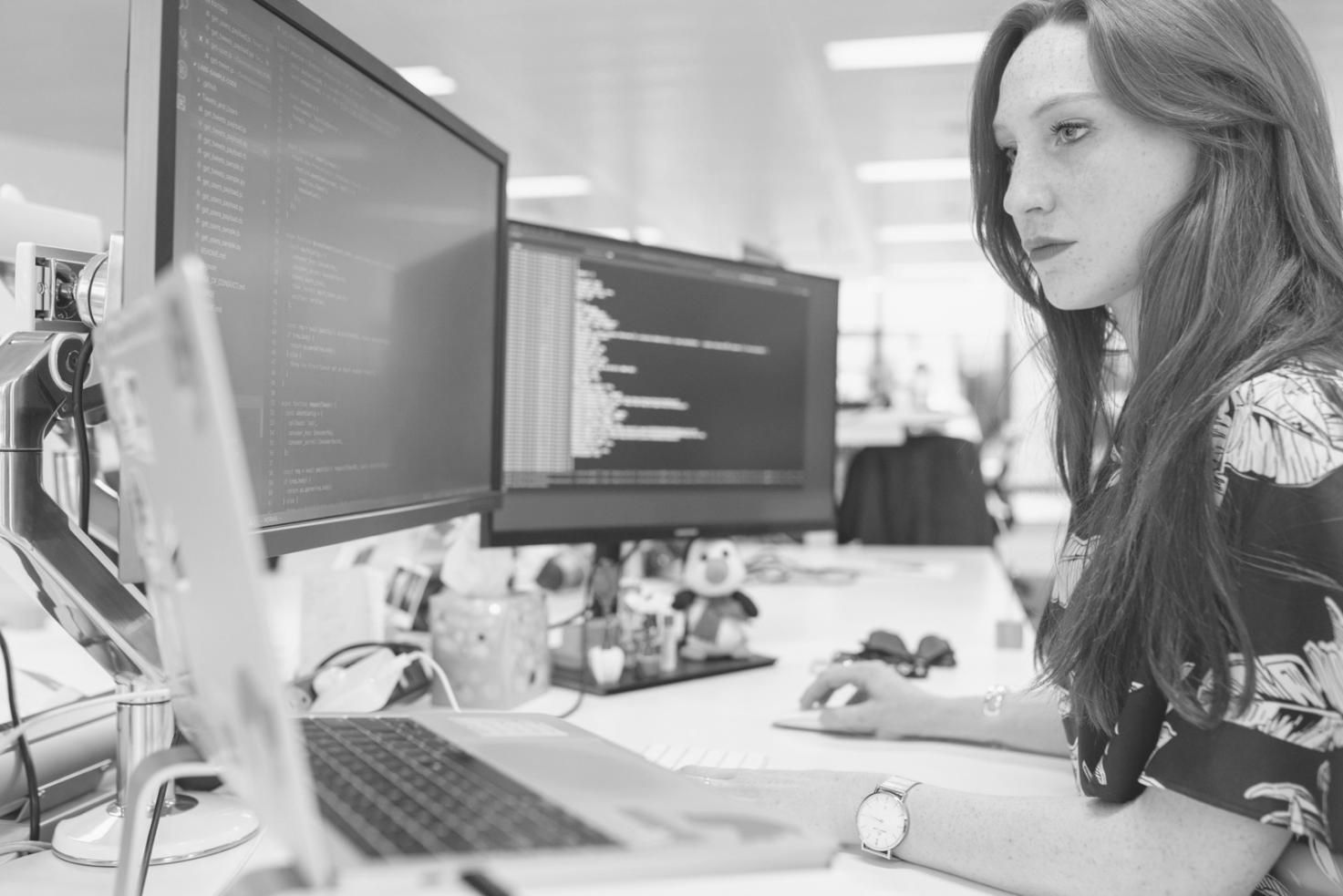 Analista trabajando con modelos financieros en Excel